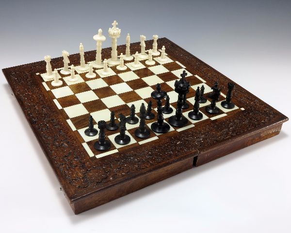 unique and cool chess board and pieces